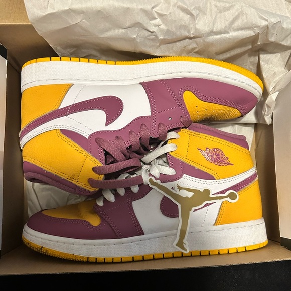 These are the university gold/white/light Bordeaux Jordan 1’s. - Picture 5 of 7